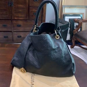 Authentic Louis Vuitton Artsy MM Black
